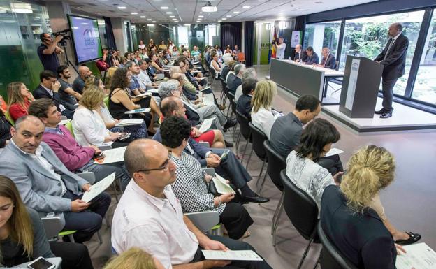 Los asistentes atienden al director del Instituto de Biomedicina y Biotecnología de Cantabria, Piero Crespo.