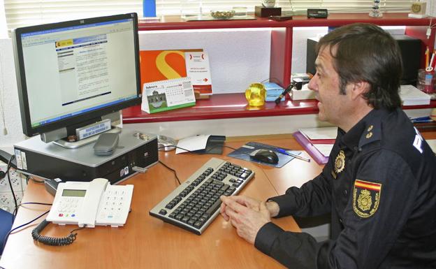 Un policía investiga una estafa por Internet.