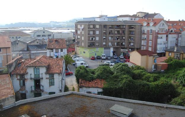 A la izquierda aparece el edificio en ruinas de La Calle La verde y parte de la parcela de La Carrilla con una de las estructuras a demoler.