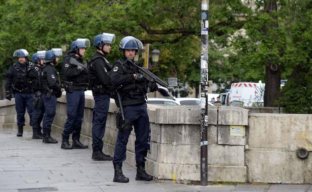 Agentes de la Policía francesa.