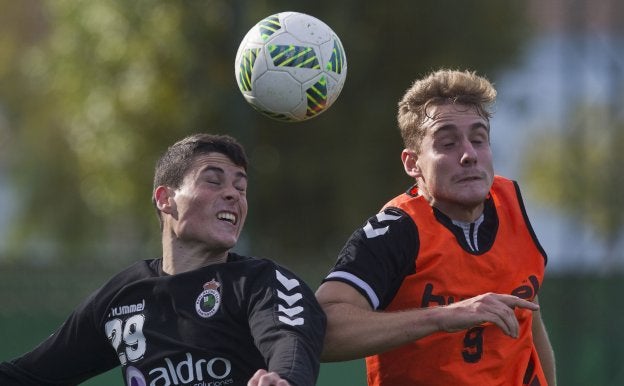 Sergio Camus disputa el balón a Miguel Gándara en un entrenamiento. :: javier cotera