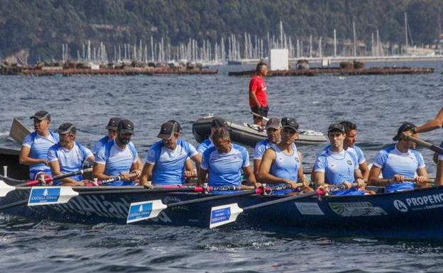 Los remeros de Astillero, con gesto de tristeza, ayer en la Bandera de Moaña, el lugar en el que se consumó el descenso matemático a la Liga ARC.