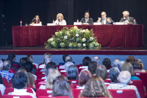 Espido Freire, Eva Díaz Tezanos, Juan Ramón López, Ángel Pazos y Tomás Mantecón, en el acto de clausura de los Cursos.