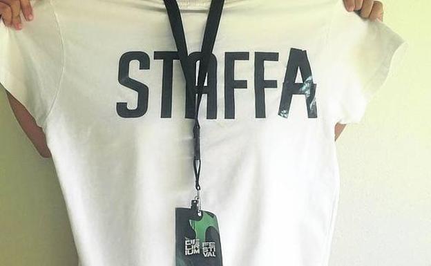 De ‘staff’ a ‘staffa’. La veintena de jóvenes que se ha quedado sin cobrar ha reconvertido su camiseta