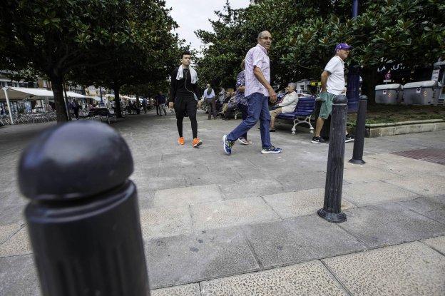 Los accesos a la calle Burgos cuentan ahora con bolardos para evitar la circulación de vehículos pesados.