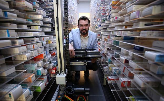 Un ingeniero de Bilbao con el robot expendedor diseñado por él mismo en su 'start-up'.