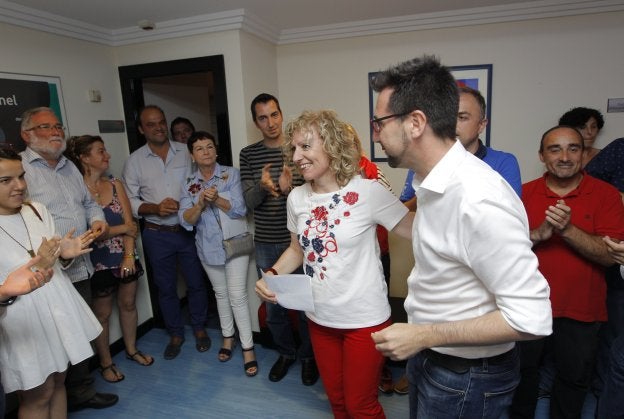 Díaz Tezanos, tras conocer su derrota en las primarias del partido, acompañada por su entorno más cercano.