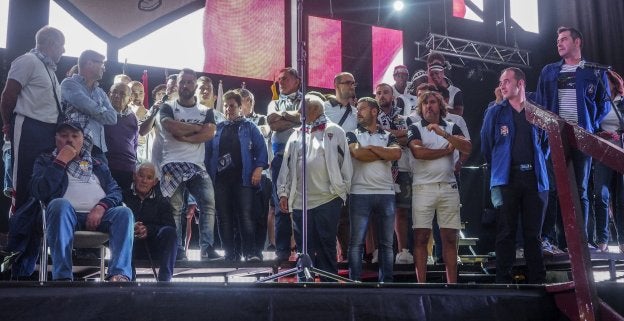Jugadores actuales de todas las categorías, exjugadores y expresidentes que han dirigido el club subieron al escenario para dar el pregón.
