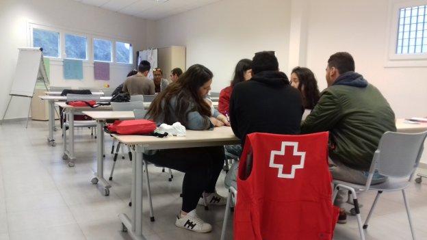 Imagen de varios jóvenes participantes en el proyecto formativo impulsado por Cruz Roja de Laredo.