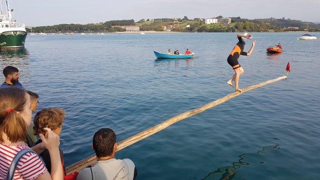 El tradicional concurso de cucañas congregó a numerosas personas en el puerto barquereño