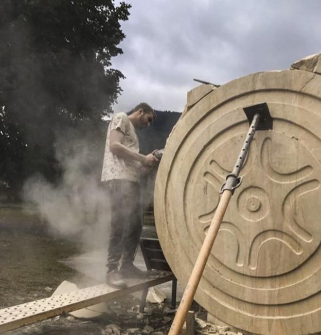Remate del Monumento. La instalación de la última réplica ha dado por terminado un proyecto que inició la Asociación Cultural Olna en 1999. Retoques y pintadas. Michel Vuelta remató la colocación de la última estela. Entre tanto, la cara no labrada de una réplica presenta pintadas.
