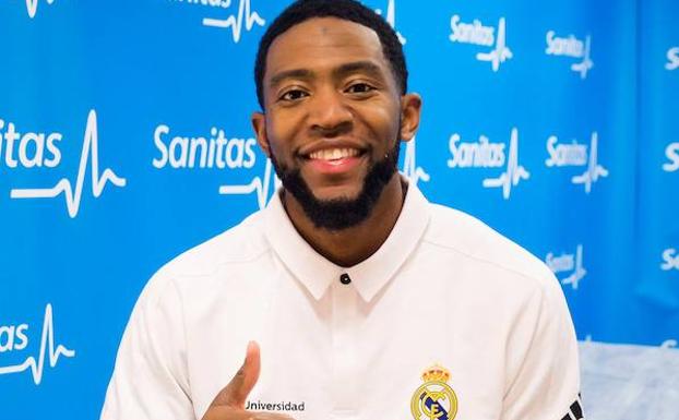 Chasson Randle pasando reconocimiento médico con el Real Madrid/@RMBaloncesto