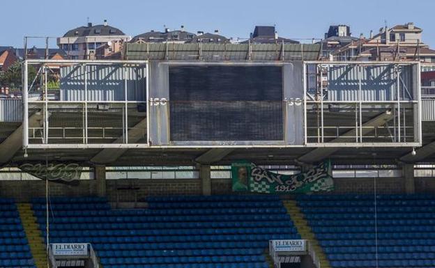 Los aficionados echan de menos seguir el partido en el luminoso./Javier Cotera