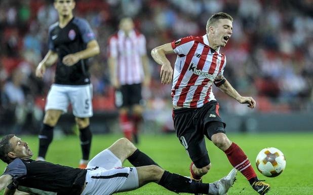 Iker Munian cae lesionado enel partido ante el Zorya ucraniano. /Ignacio Pérez