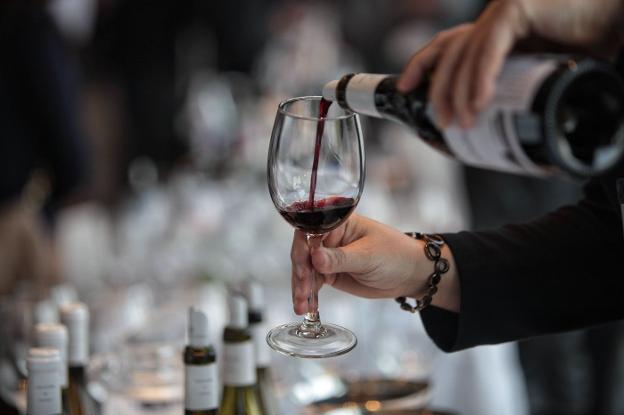 Un consumo moderado, hasta 14 gramos diarios de alcohol, es asumible. :: dm/