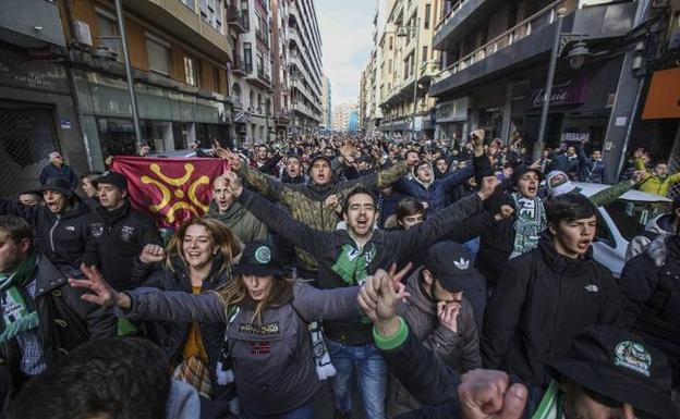Las calles de Logroño se quedaron pequeñas hace dos temporadas en la visita del Racing. /Celedonio Martínez