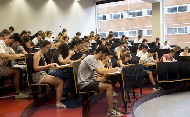 Un grupo de estudiantes durante los exámenes de selectividad./Quique García (Efe)