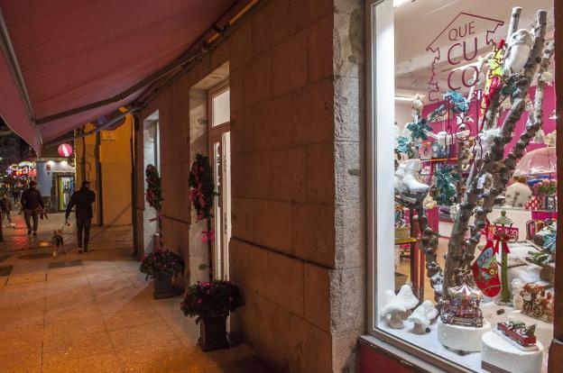Los comercios han decorado sus escaparates con todo tipo de adornos y motivos navideños. :: daniel pedriza/