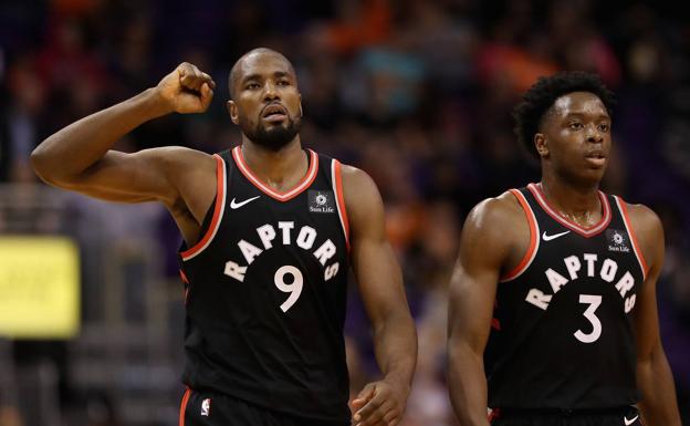 Serge Ibaka ceebra una canasta.