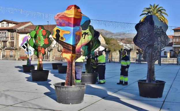 Instalación de los 'Árboles' en la plaza de la Constitución/Nacho Cavia