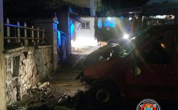 Un hombre se estrella contra un muro con una furgoneta llena de chatarra