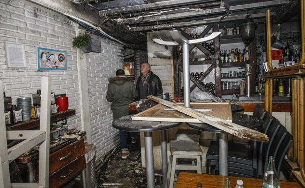 Hoy han podido comprobar los destrozos en el restaurante tras el incendio./Luis Palomeque