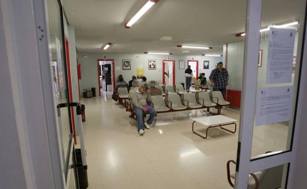 La falta de médicos lleva al gerente de Primaria a atender la guardia de Nochevieja en Santoña