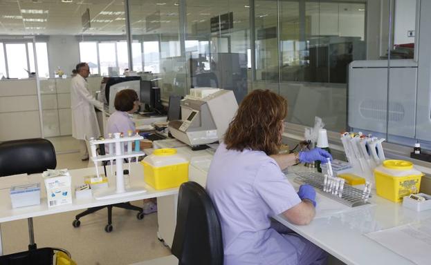 Investigadores en un laboratorio./Archivo