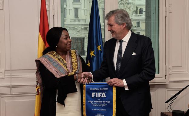 La secretaria general de la FIFA, Fatma Moura, con el ministro de Educación, Cultura y Deportes, Íñigo Méndez de Vigo/CSD