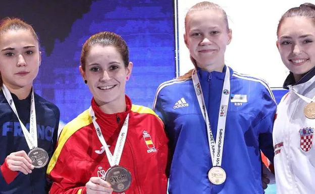 Nadia Gómez, con la medalla de oro en el Europeo de Sochi, junto al resto de karatekas que se subieron al podio (la ganadora de la plata y las dos medallistas de bronce, como es habitual en el kárate).