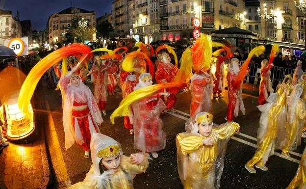 En el desfile de máscaras de la tarde de ayer en Santander participaron personajes de toda índole.En la imagen, un grupo de alegres danzarinas en un momento de la marcha por el centro de la ciudad./Luis Palomeque