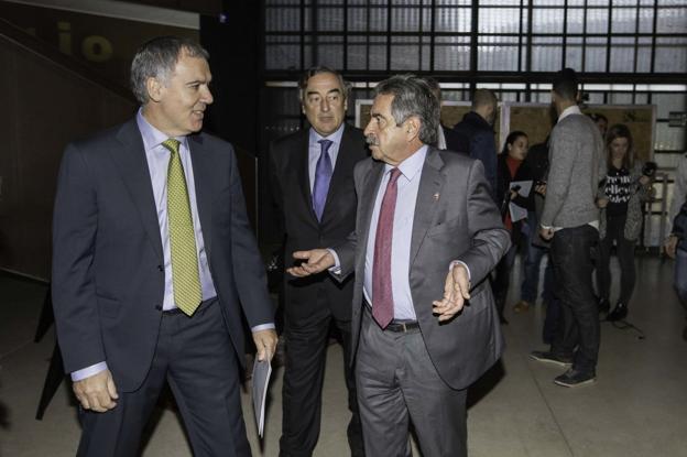 Vidal de la Peña habla con Miguel Ángel Revilla en presencia de Juan Rosell, presidente de CEOE./Roberto Ruiz