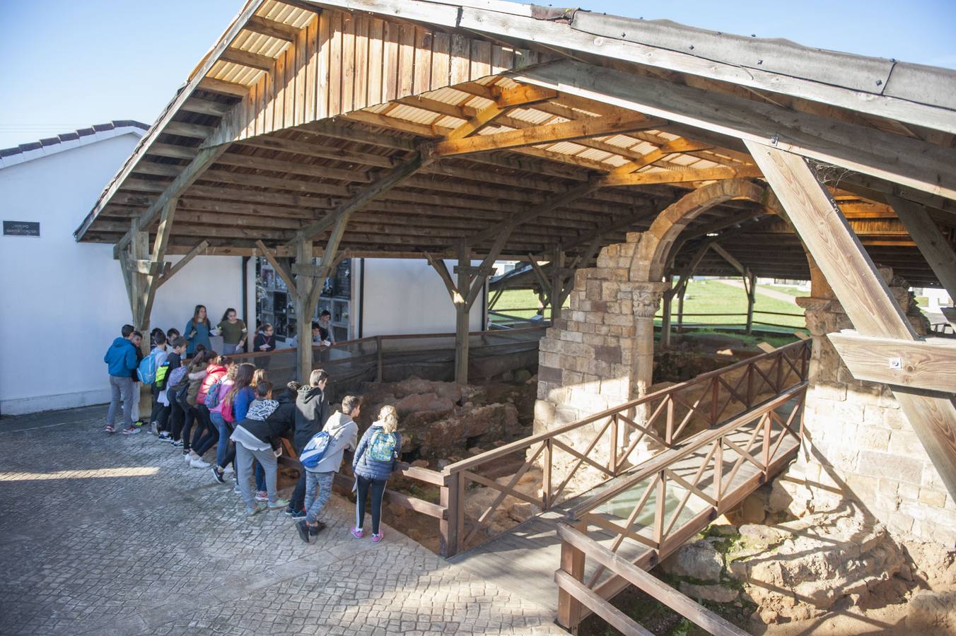Alumnos de 2º de ESO del IESMuriedas visitan las Termas Romanas, en Camargo. /María Gil
