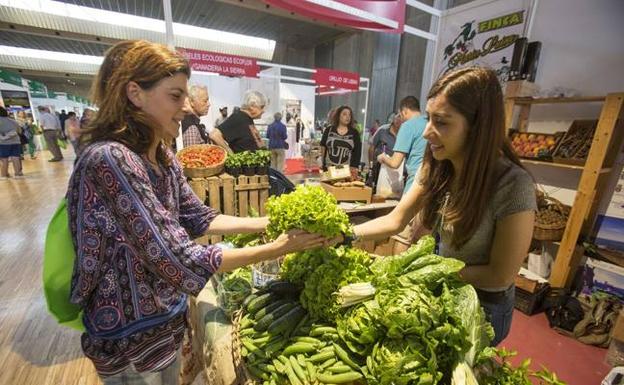 La Feria cuenta con más de 100 expositores, de los que un 40% son cántabros. /Celedonio