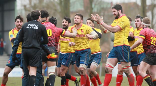 Los jugadores de España van a por el árbitro tras el partido del domingo en Bruselas ante Bélgica./EFE