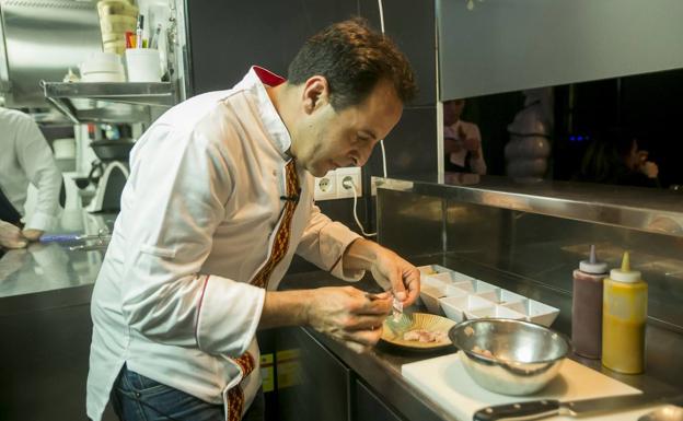 El chef Óscar Calleja, en la cocina de Mexsia.