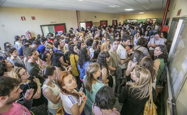 Imagen de archivo de las oposiciones docentes desarrolladas en 2015 en Cantabria./A. F.