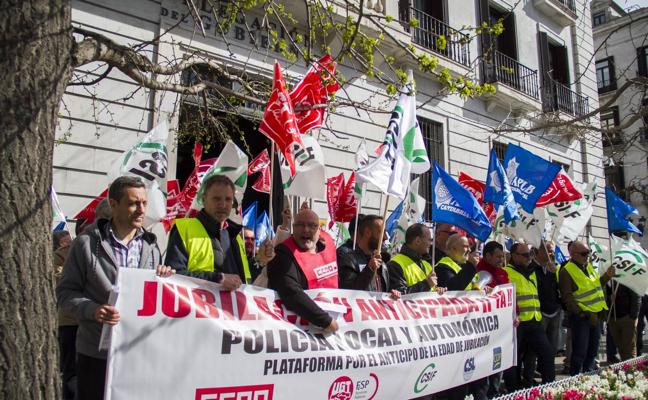 Los policías locales de Cantabria vuelven a salir a la calle para pedir la jubilación anticipada