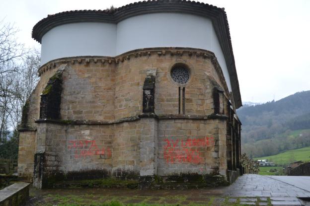 El pasado mes aparecieron pintadas en la iglesia de Santa Marina, que es Bien de Interés Cultural /IB