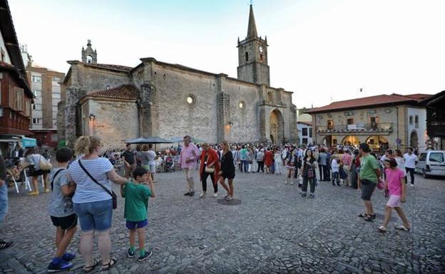 La plaza de la iglesia y el antiguo ayuntamiento de Comillas /Javier Rosendo