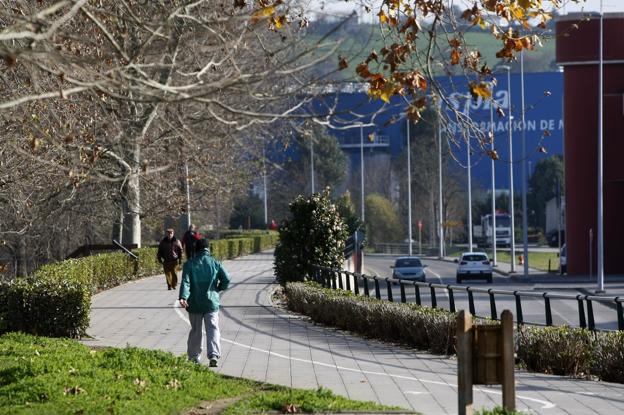 Tramo del Bulevar Ronda, paralelo al río, en el que se instalará la vía provisional para que circulen los trenes de mercancías. :/Luis Palomeque