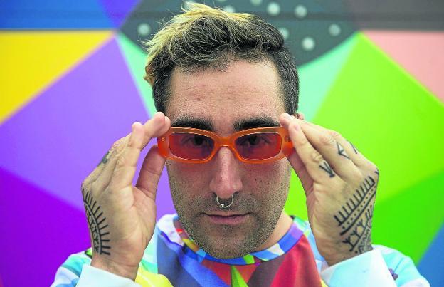 El artista urbano Óscar San Miguel, Okuda, posa durante su comparecencia reciente en el Palacete del Embarcadero./Pedro Puente Hoyos / EFE