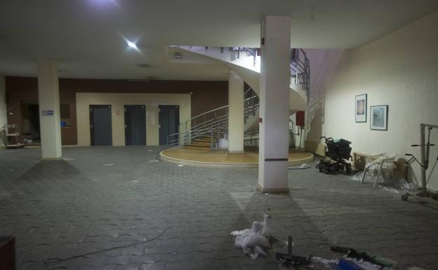 La suciedad se acumula en el interior del edificio.