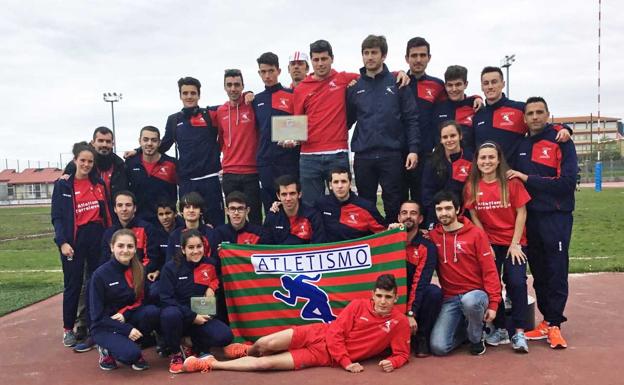 Los integrantes del C. A. Torrelavega, que fueron campeones en categoría masculina y terceras en femenina.