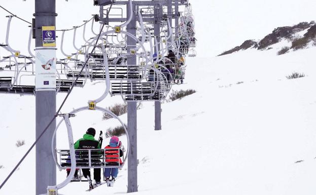 Telesilla de la estación de esquí de Alto Campoo/DM .