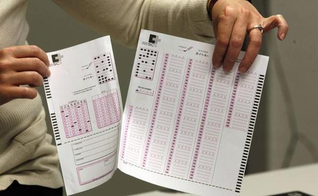 Sanidad anula 17 preguntas del examen de médicos para arreglar el suspenso masivo