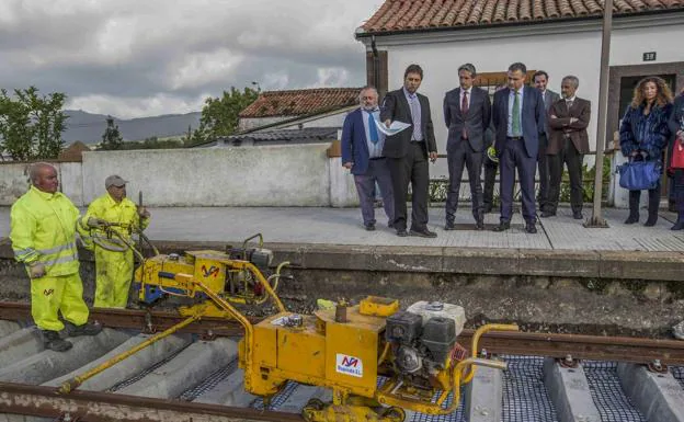 El ministro de Fomento, Íñigo de la Serna, ayer, en su visita a las obras de la estación de tren de Guarnizo./Roberto Ruiz