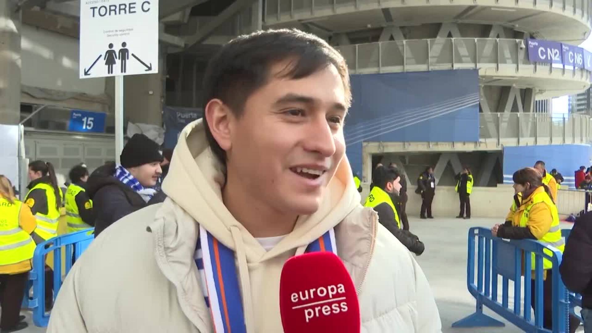 Los Aficionados Del Real Madrid Y El Atl Tico Animan El Ambiente Previo