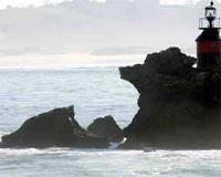 Un golpe de mar destrozó el arco de La Horadada en enero de 2005./ANDRÉS FERNÁNDEZ/