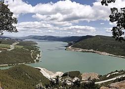 Panorámica del pantano de Yesa en el río Aragón. / Jesús Diges (Efe)/